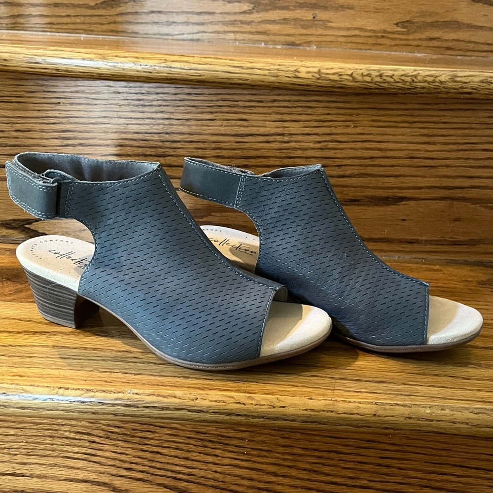 Clark's Leather Perforated Peep-Toe Sandal Size 7 wide